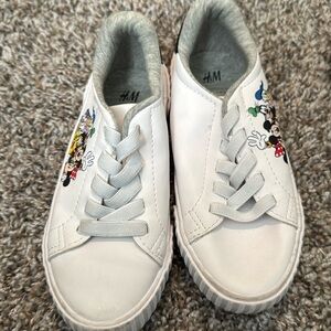 Disney basic white sneakers 
11.5 toodler